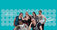 Drei Personen gehen lächelnd vor einem Gebäude.