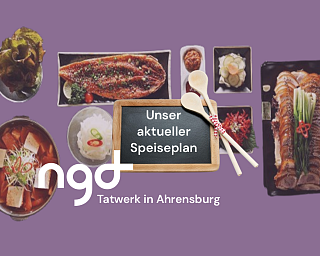 Eine Auswahl an asiatischen Speisen auf einem Tisch.