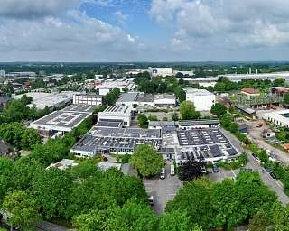 Überblick über ein Industriegebiet mit vielen Bäumen und Gebäuden.